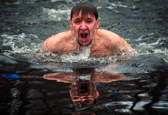 Фестиваль зимнего плавания "Ледостав" в Санкт-Петербурге