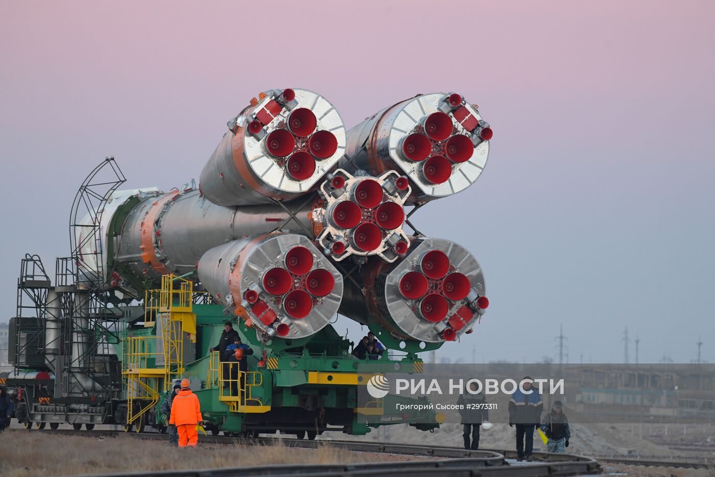 Вывоз ракеты-носителя "Союз-ФГ" с пилотируемым кораблем "Союз-МС-03" на стартовую площадку