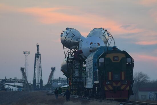 Вывоз ракеты-носителя "Союз-ФГ" с пилотируемым кораблем "Союз-МС-03" на стартовую площадку