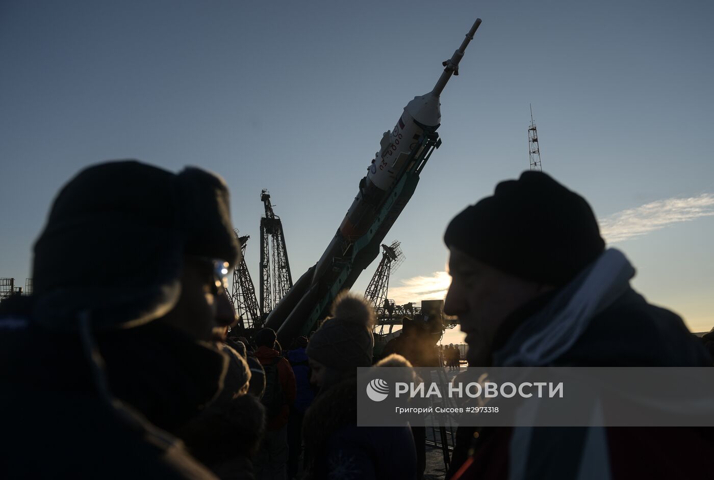 Вывоз ракеты-носителя "Союз-ФГ" с пилотируемым кораблем "Союз-МС-03" на стартовую площадку