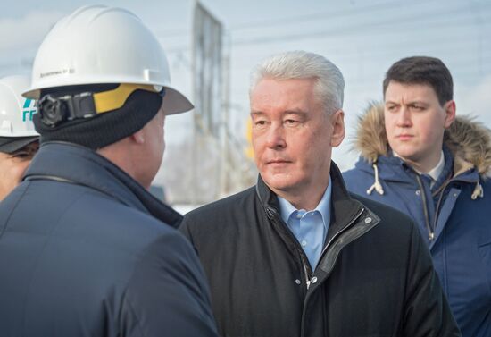 Мэр Москвы С. Собянин осмотрел ход строительства автодорожного путепровода