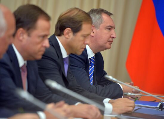 Президент РФ В. Путин провел совещание с руководством Минобороны РФ и представителями ВПК