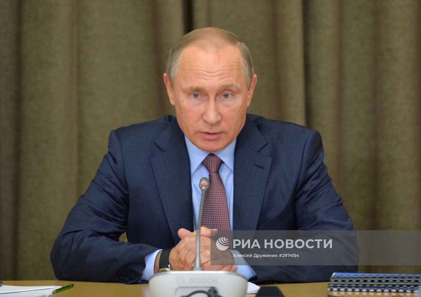 Президент РФ В. Путин провел совещание с руководством Минобороны РФ и представителями ВПК