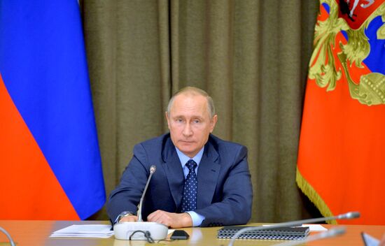 Президент РФ В. Путин провел совещание с руководством минобороны и предприятий ОПК