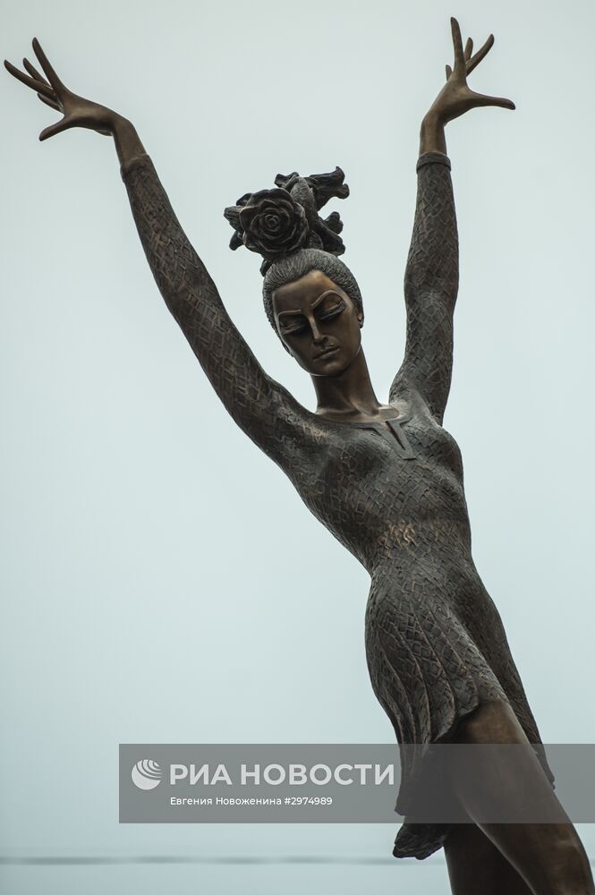 Памятник Майе Плисецкой установили в Москве