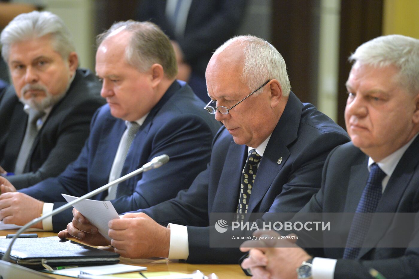 Президент РФ В. Путин провел совещание с руководством минобороны и предприятий ОПК