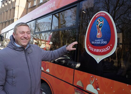 В Калининграде презентовали автобус с символикой ЧМ-2018 по футболу