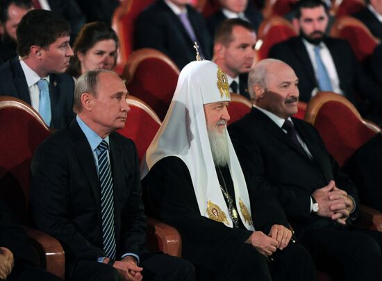 Президент РФ В.Путин, премьер-министр РФ Д. Медведев и президент Белоруссии А. Лукашенко поздравили патриарха Кирилла с днем рождения