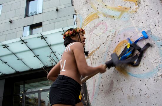 Акция движения FEMEN "The Wall" у посольства Германии на Украине