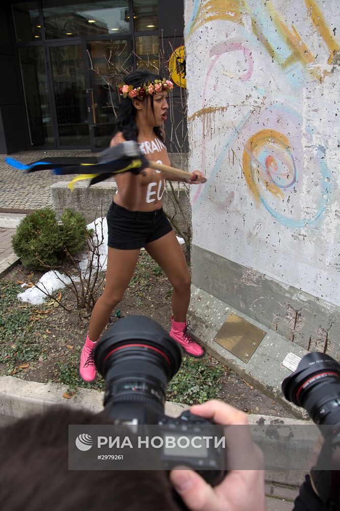Акция движения FEMEN "The Wall" у посольства Германии на Украине