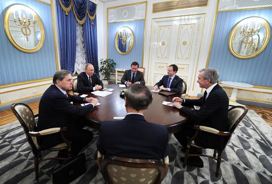 Президент РФ В. Путин встретился с президентом французской группы компаний LVMH Б. Арно