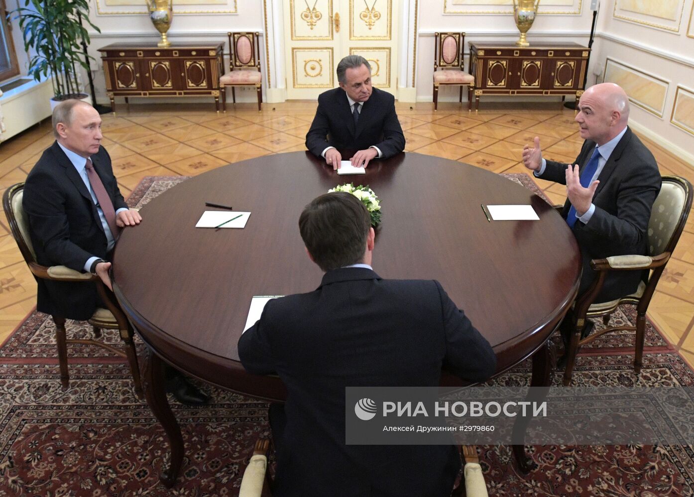 Президент РФ В. Путин встретился с президентом ФИФА Д. Инфантино