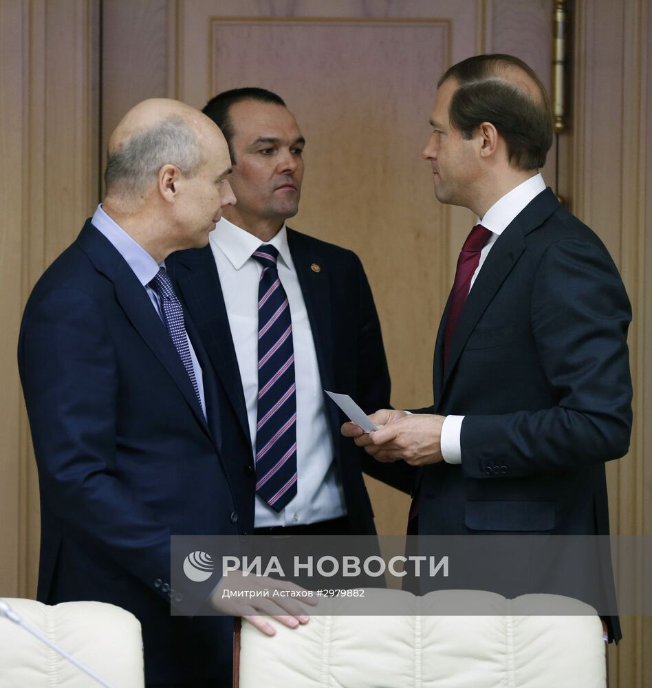 Премьер-министр РФ Д. Медведев провел селекторное совещание о ситуации с задолженностью по заработной плате