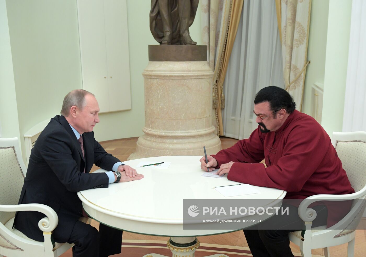 Президент РФ В. Путин встретился с американским актёром С. Сигалом
