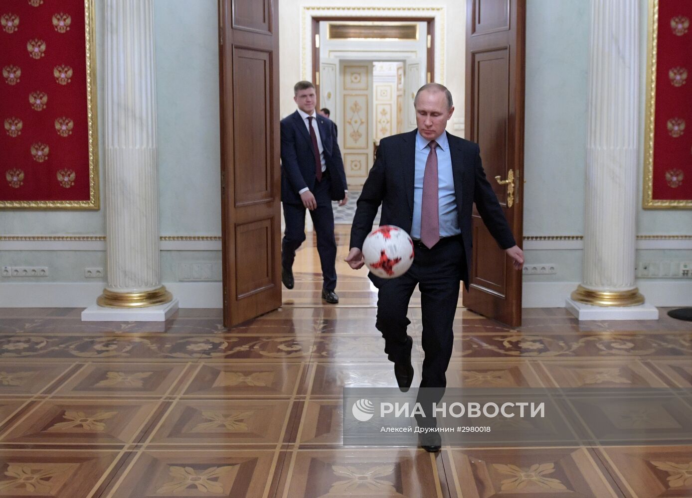 Президент РФ В. Путин встретился с президентом ФИФА Д. Инфантино