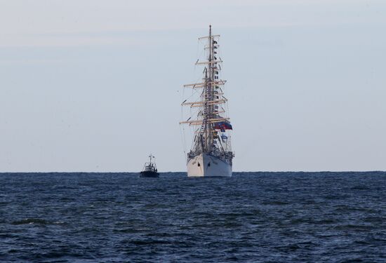 Прибытие парусника "Надежда" в порт Балтийска