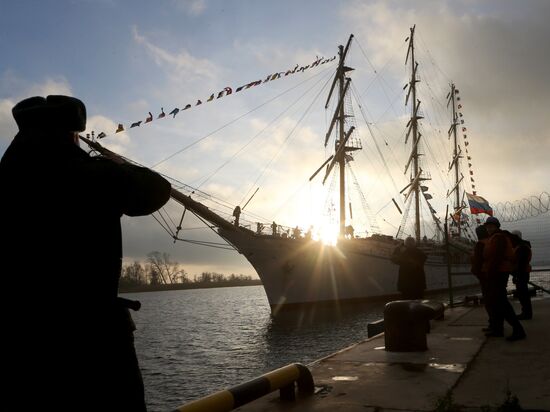 Прибытие парусника "Надежда" в порт Балтийска