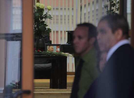 Москвичи несут цветы к посольству Кубы в Москве в память о Фиделе Кастро