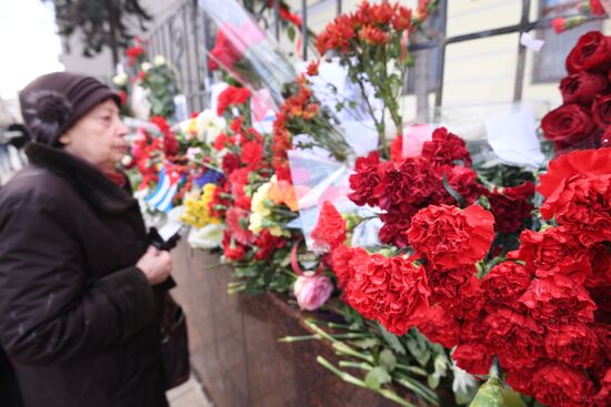 Москвичи несут цветы к посольству Кубы в Москве в память о Фиделе Кастро