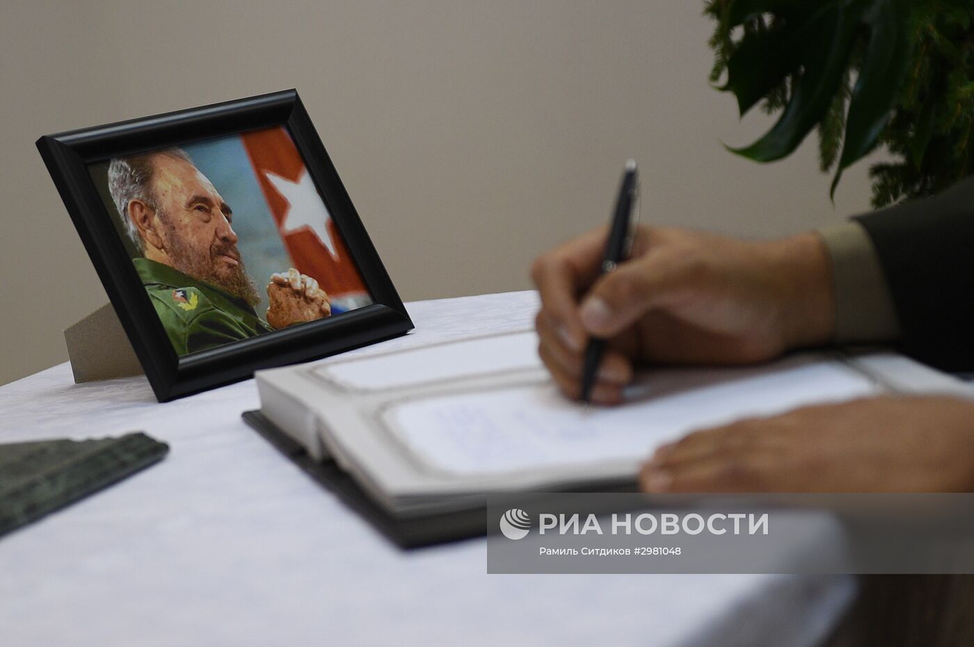 В посольстве Кубы в Москве открыли книгу соболезнований