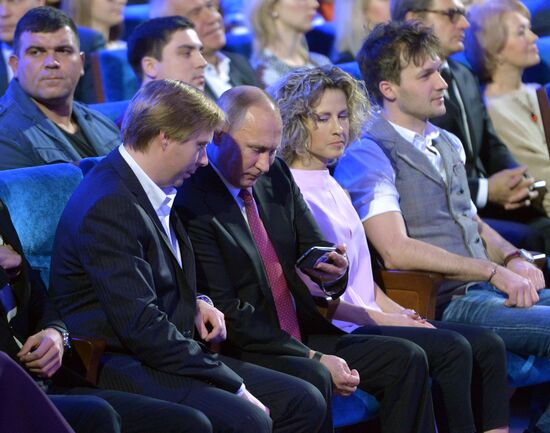 Президент РФ В. Путин на юбилейной игре КВН в Москве