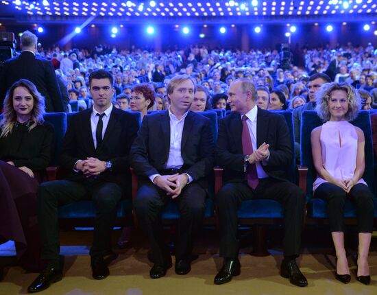 Президент РФ В. Путин на юбилейной игре КВН в Москве