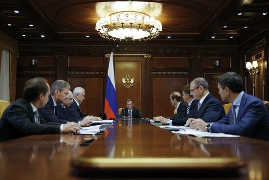 Премьер-министр РФ Д. Медведев провел совещание о мерах поддержки приоритетных отраслей промышленности в 2017 году