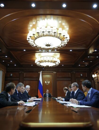 Премьер-министр РФ Д. Медведев провел совещание о мерах поддержки приоритетных отраслей промышленности в 2017 году