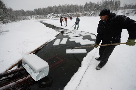 Заготовка и обработка льда для строительства главного ледового городка в Екатеринбурге