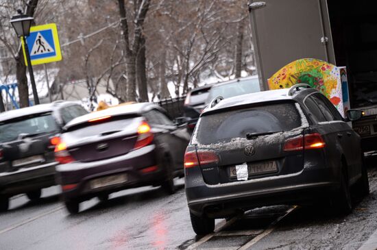 Московские власти усилят борьбу с закрытыми и нечитаемыми автомобильными номерами на платных парковках