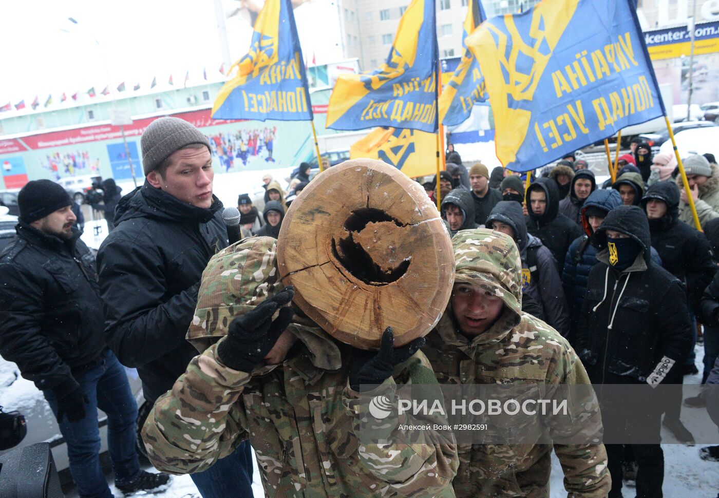 В Киеве прошла акция против отмены моратория на экспорт древесины