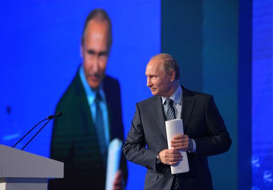 Президент РФ В. Путин принял участие в международном форуме "Примаковские чтения"