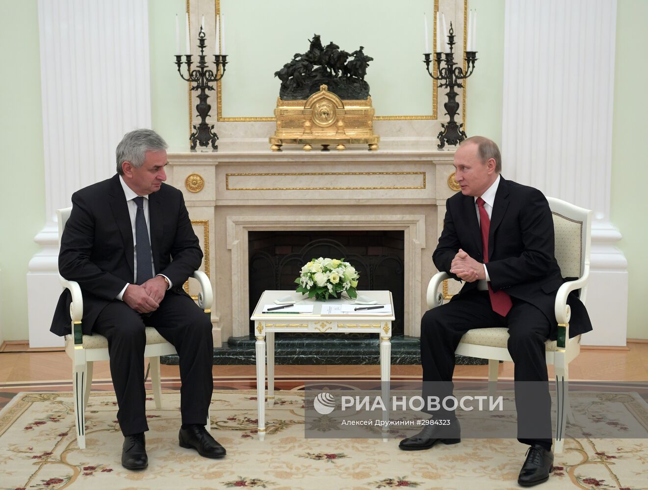 Президент РФ В. Путин встретился с президентом Абхазии Р. Хаджимбой
