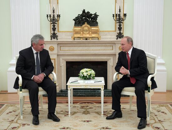 Президент РФ В. Путин встретился с президентом Абхазии Р. Хаджимбой