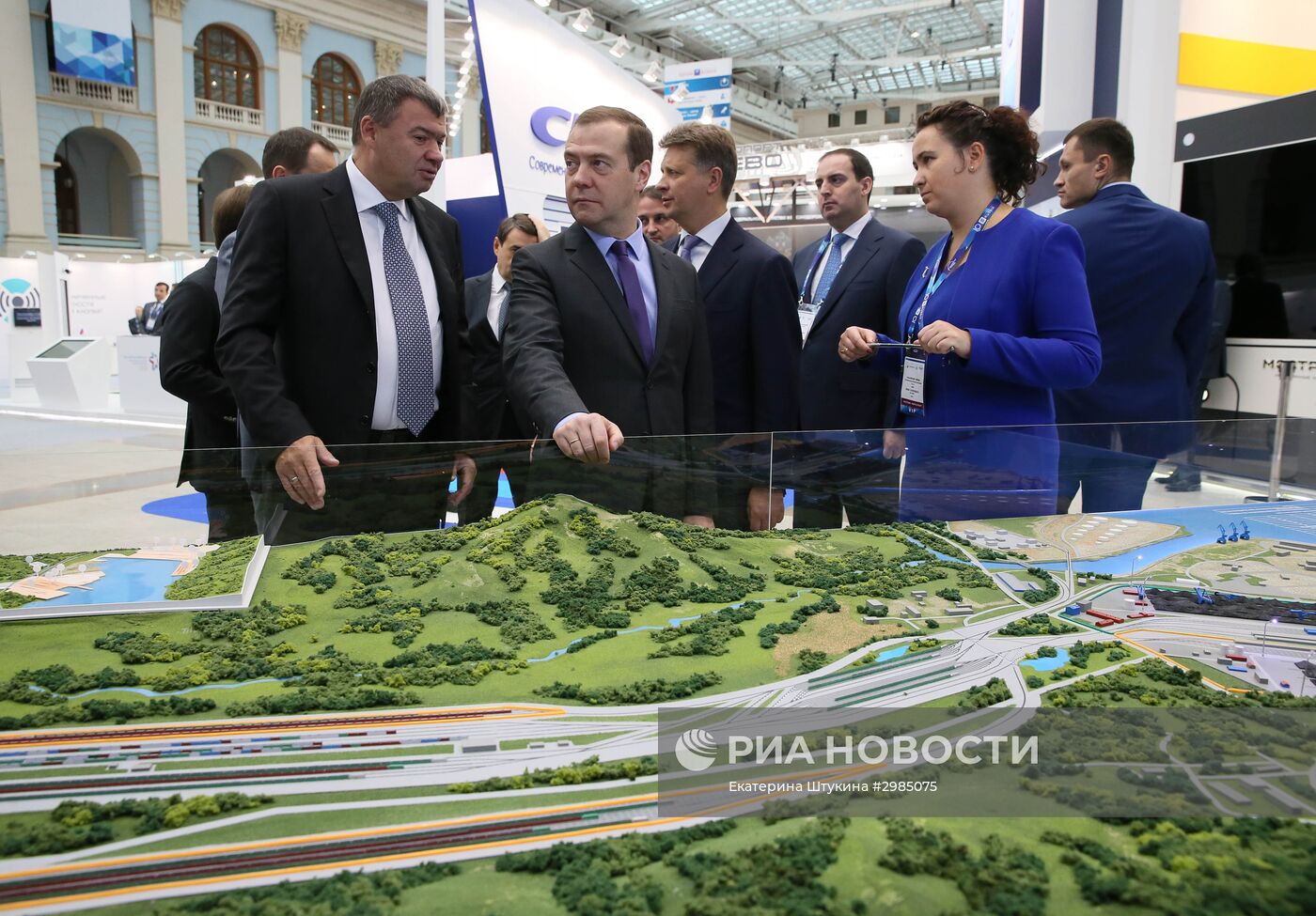 Премьер-министр РФ Д. Медведев посетил X Международную выставку "Транспорт России"