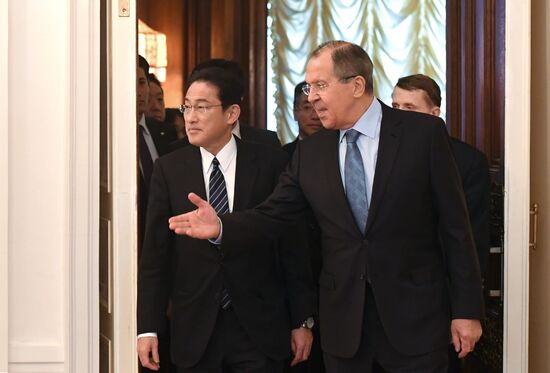 Глава МИД РФ С. Лавров встретился с главой МИД Японии Ф. Кисидой