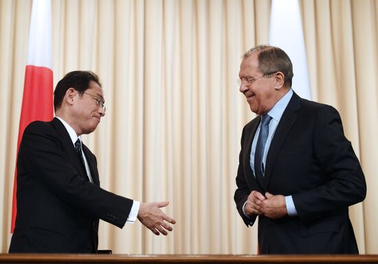 Глава МИД РФ С. Лавров встретился с главой МИД Японии Ф. Кисидой