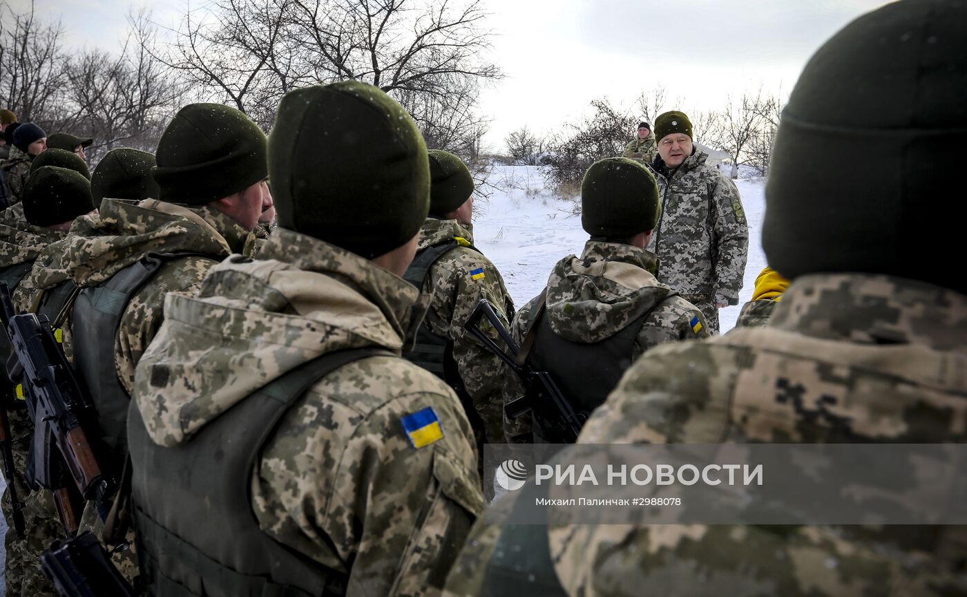 Президент Украины П. Порошенко проинспектировал опорный пункт в районе Горловки