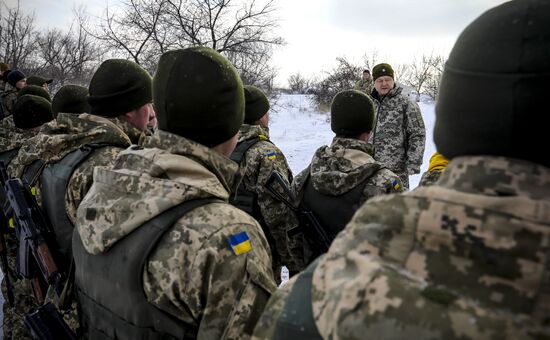 Президент Украины П. Порошенко проинспектировал опорный пункт в районе Горловки