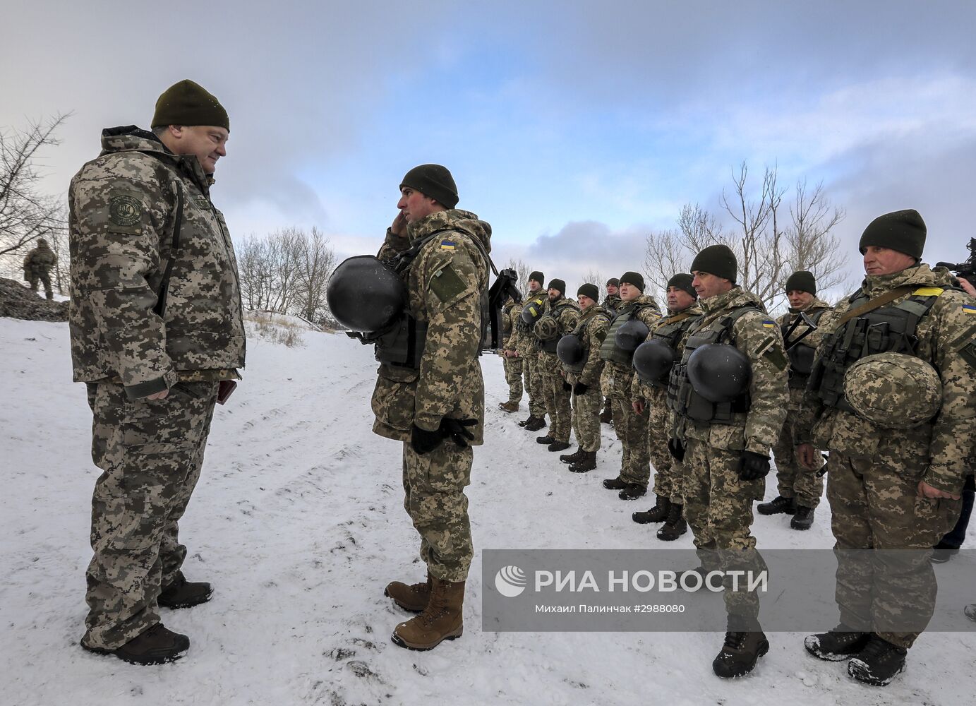 Президент Украины П. Порошенко проинспектировал опорный пункт в районе Горловки