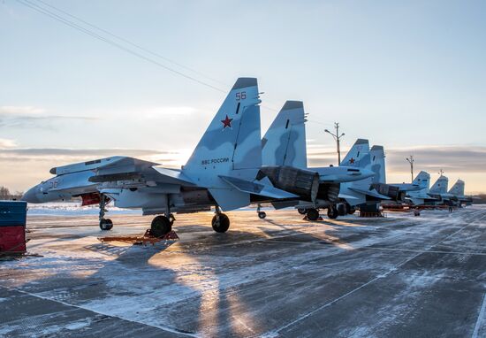 Новейшие истребители Су-35С прибыли на аэродром базирования в Карелии