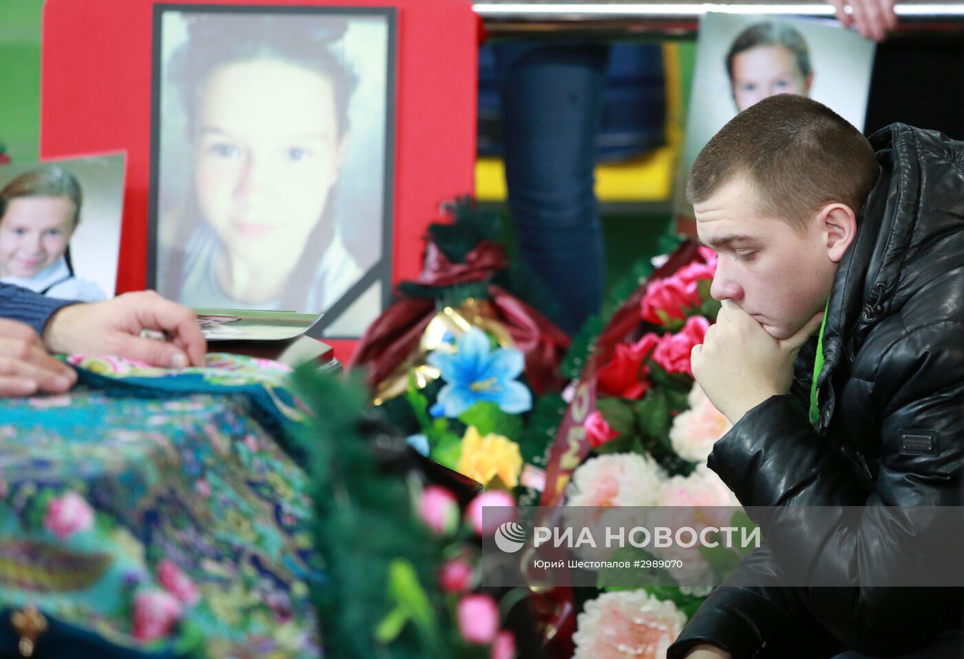 Церемония прощания с погибшими в ДТП детьми в Нефтеюганске
