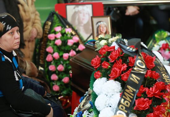 Церемония прощания с погибшими в ДТП детьми в Нефтеюганске