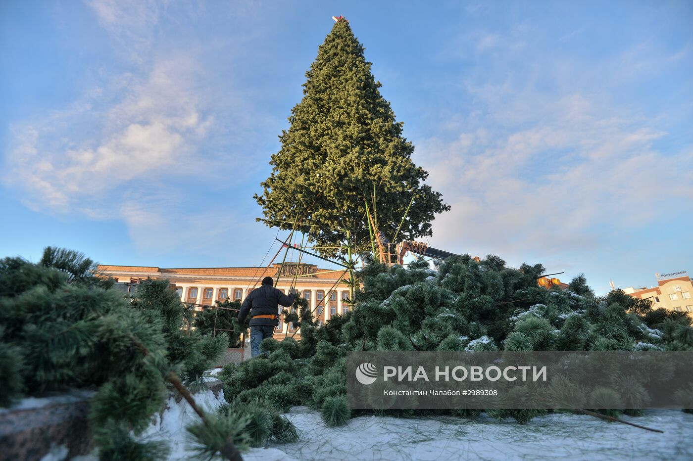 Установка главной новогодней елки в Великом Новгороде