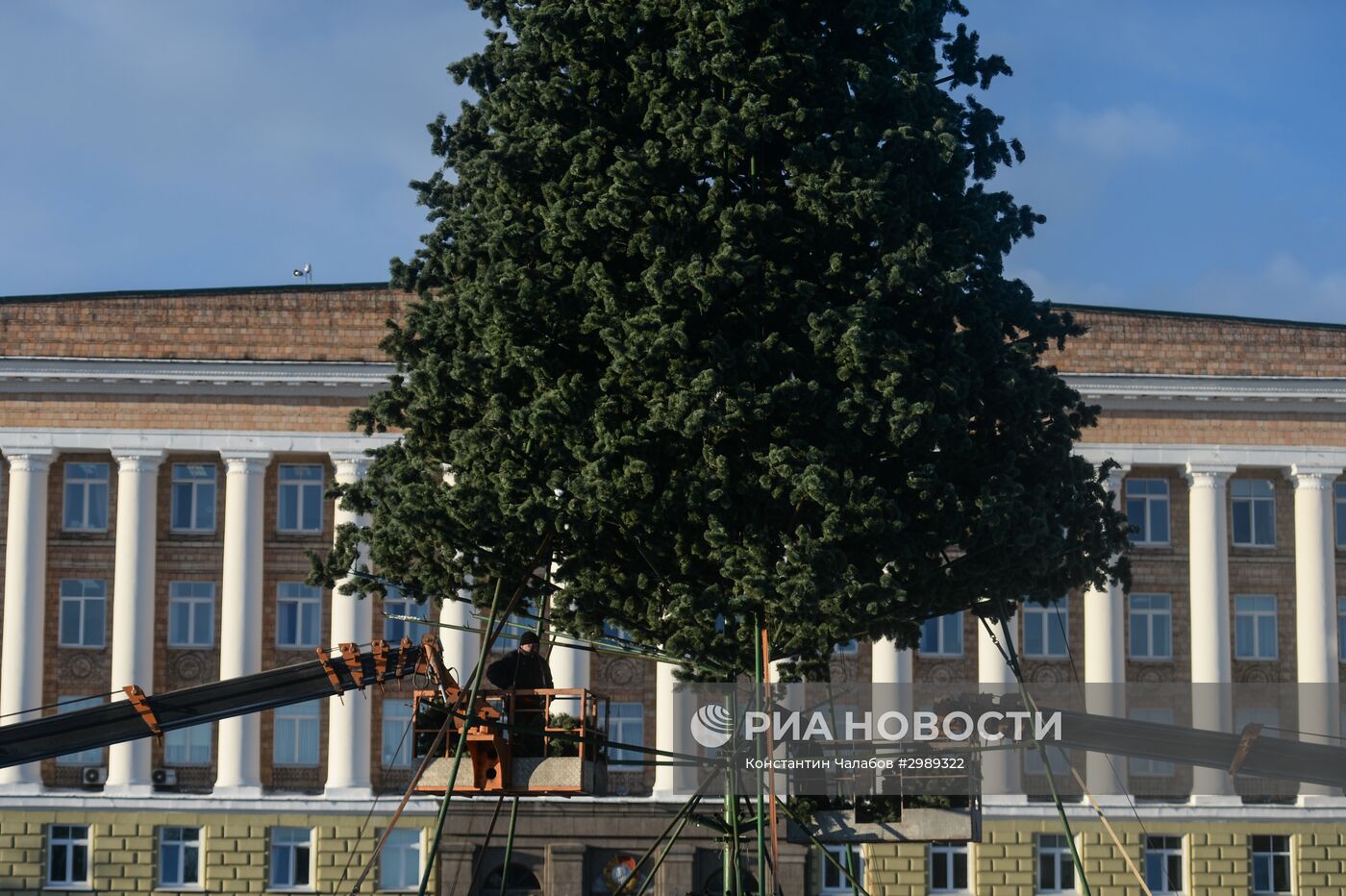Установка главной новогодней елки в Великом Новгороде