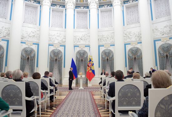 Президент РФ В. Путин вручил Государственные премии за выдающиеся достижения в области благотворительной и правозащитной деятельности