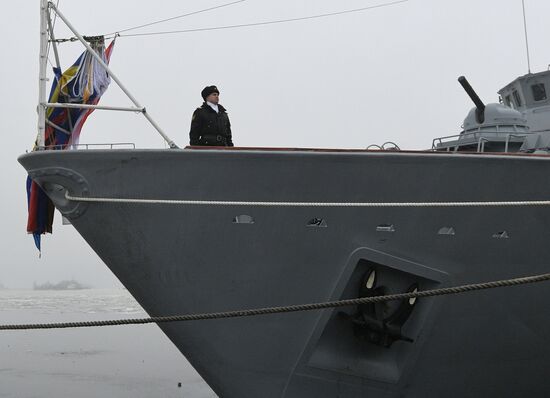 Церемония подъема флага на корабле противоминной обороны "Александр Обухов" в Санкт-Петербурге
