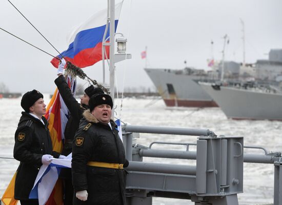 Церемония подъема флага на корабле противоминной обороны "Александр Обухов" в Санкт-Петербурге