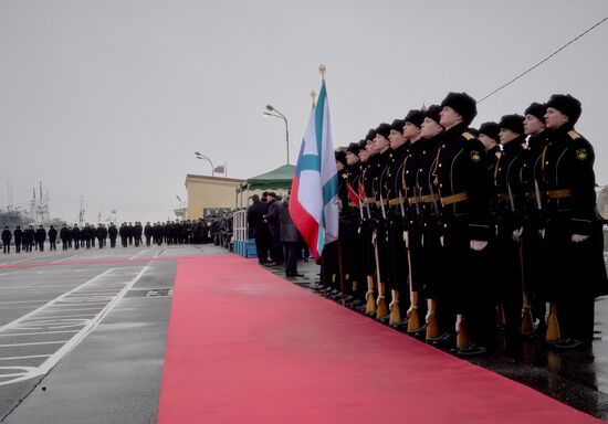 Церемония подъема флага на корабле противоминной обороны "Александр Обухов" в Санкт-Петербурге