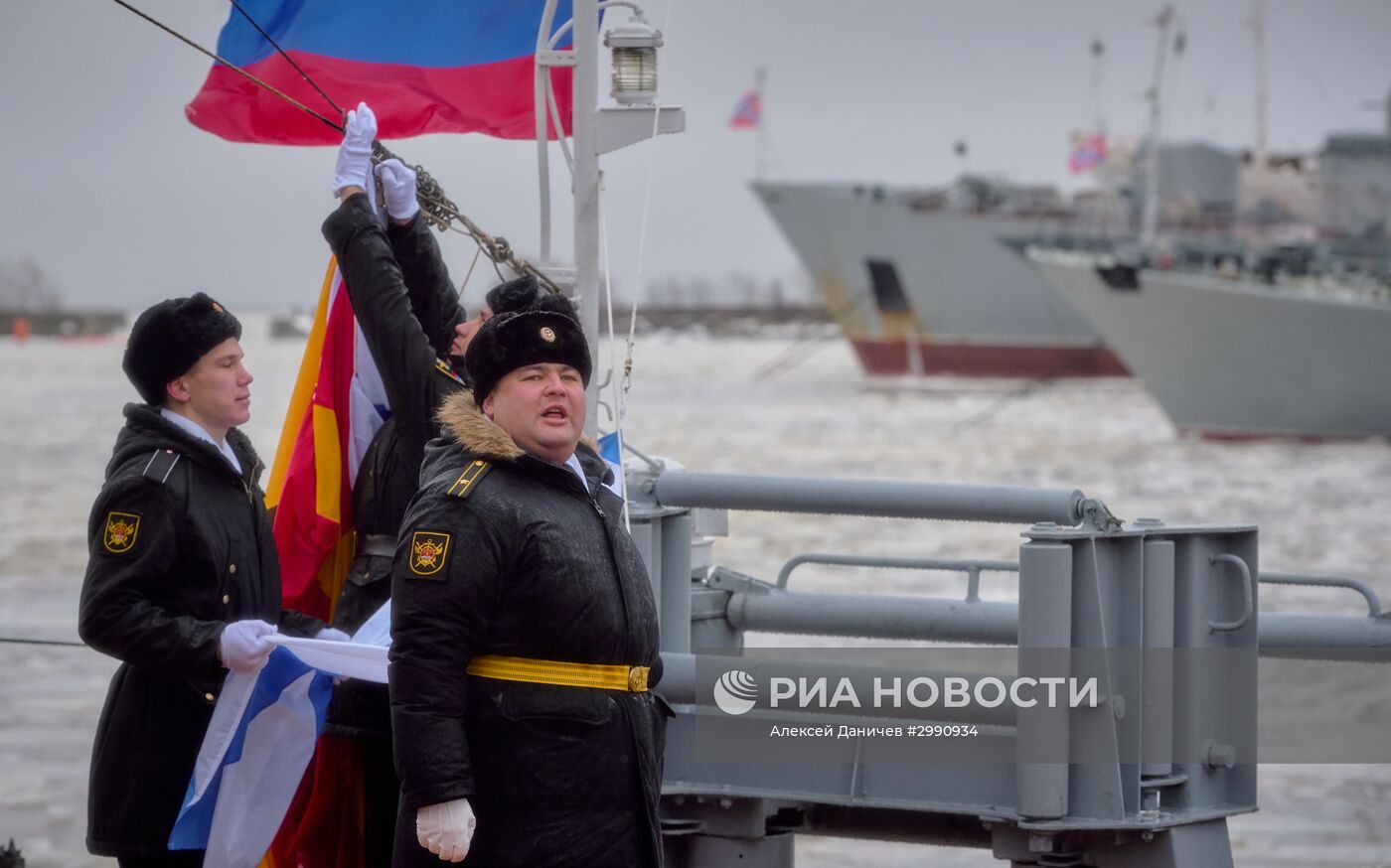 Церемония подъема флага на корабле противоминной обороны "Александр Обухов" в Санкт-Петербурге